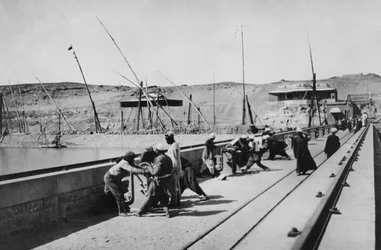 ナイルダムの水門を開く、1906